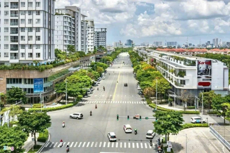 Khu đô thị Sala Thủ Thiêm: Lời giải cho bài toán đầu tư bền vững giữa tâm bão biến động 4 Hình chụp trục đường Nguyễn Cơ Thạch tại khu đô thị Sala Thủ Thiêm, nơi tập trung nhiều căn shophouse thương mại cao cấp.