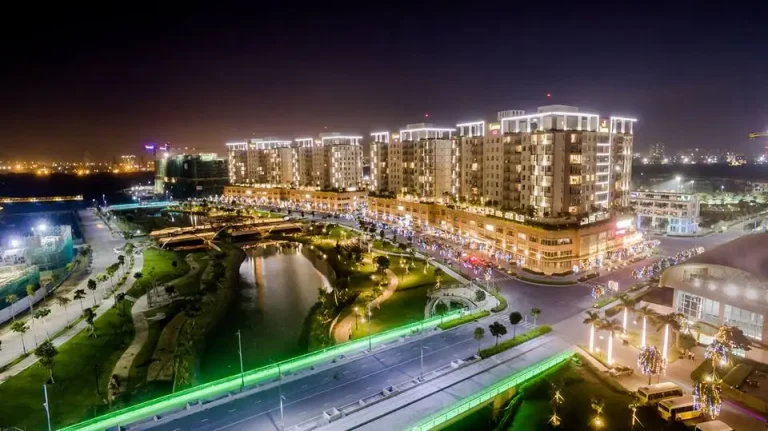 Shophouse Sala Thủ Thiêm - 3 lý do để sở hữu tài sản này! 5 Toàn cảnh khu nhà phố sala thủ thiêm về đêm, nhìn từ trên cao, bao gồm khu shophouse khối đế và công viên nội khu.