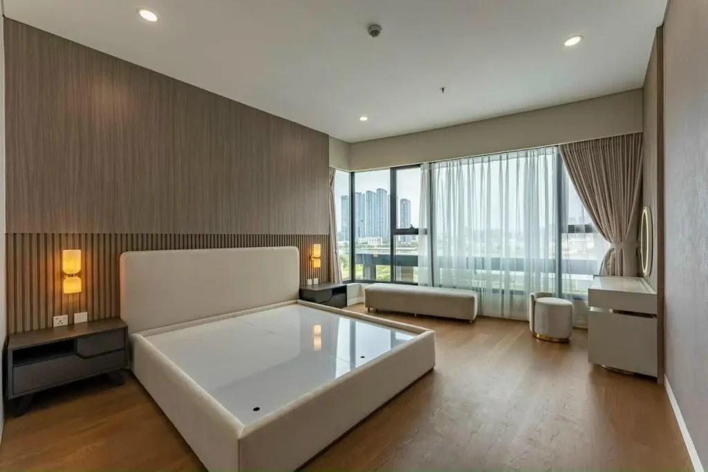 Hình ảnh phòng ngủ biệt thự Sala Thủ Thiêm, nội thất hiện đại, cửa kính lớn đón sáng, view thành phố thoáng đãng.