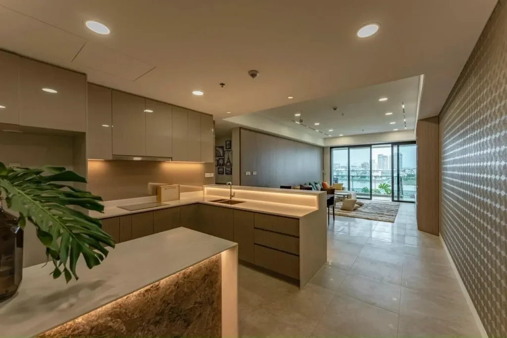 Không gian bếp biệt thự Sala Thủ Thiêm với nội thất sang trọng, kết nối mở ra phòng khách và ban công view sông.