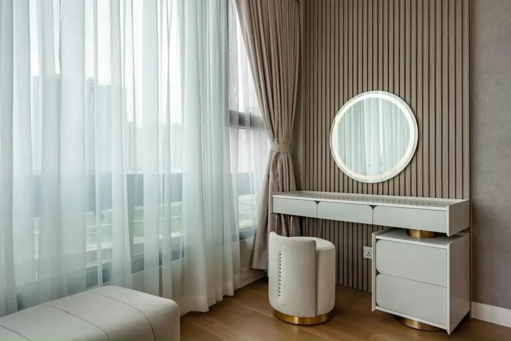 Bàn trang điểm sang trọng trong phòng ngủ biệt thự Sala Thủ Thiêm, gần cửa sổ lớn đón ánh sáng tự nhiên.