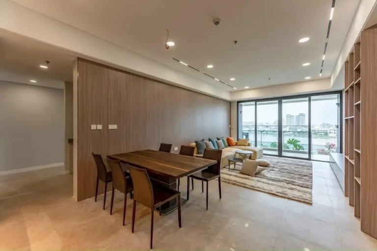 5 điều cần biết về thiết kế biệt thự Sala Thủ Thiêm 7 Không gian phòng khách biệt thự Sala Thủ Thiêm liền kề bàn ăn, đón ánh sáng tự nhiên từ cửa kính lớn với view sông đẹp.