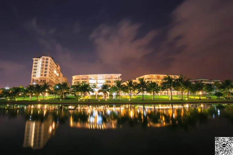 Ảnh chụp từ xa khu biệt thự Sala Saroma qua sông