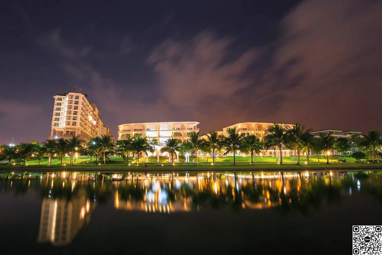 Ảnh chụp từ xa khu biệt thự Sala Saroma qua sông