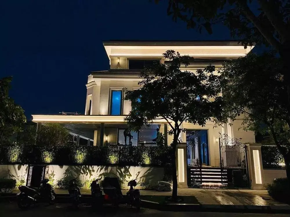 Biệt thự tại khu Sala Thủ Thiêm với thiết kế rộng thoáng, ánh sáng ban đêm phản chiếu sang trọng