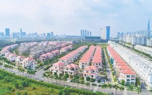 Ảnh chụp từ trên cao khu biệt thự Sala Thủ Thiêm tại quận 2 với kiến trúc đồng nhất, đường nội khu rộng và bao quanh bởi mảng xanh sinh thái