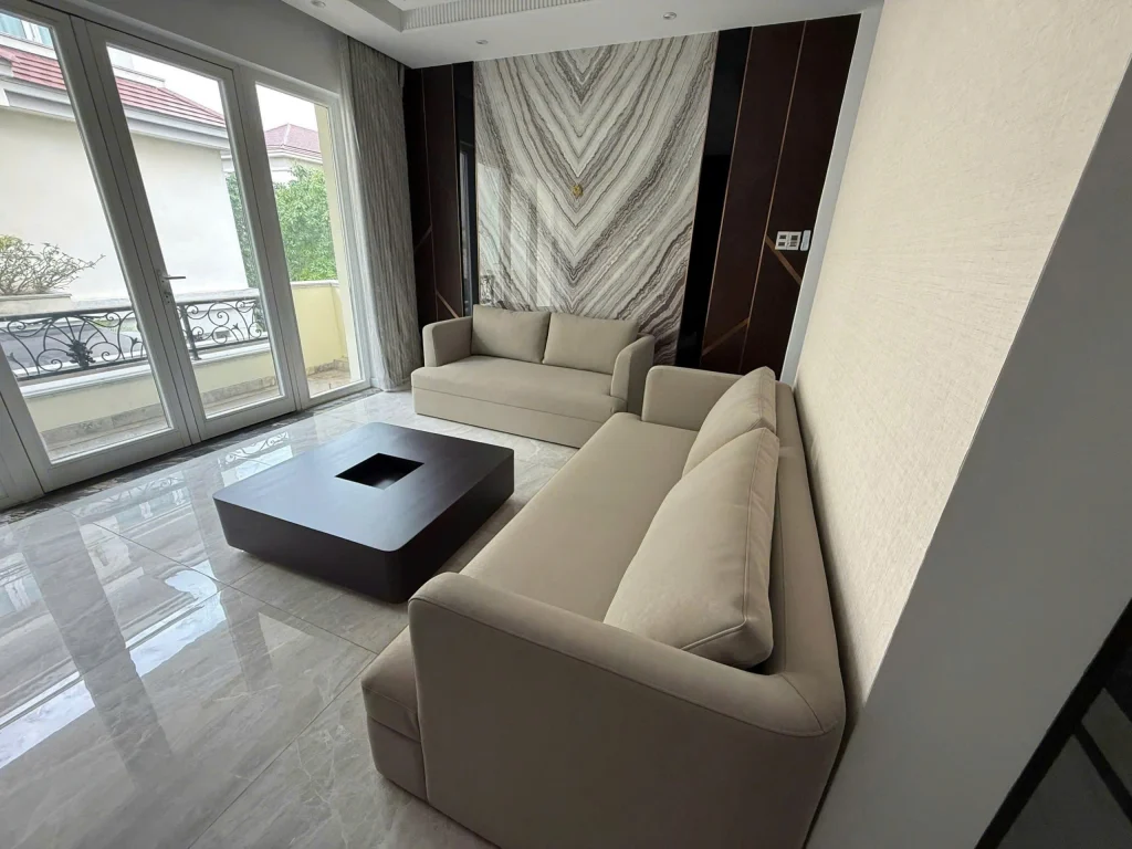 Phòng khách biệt thự Sala Thủ Thiêm với nội thất cao cấp, cửa kính lớn và sàn đá marble sang trọng.  