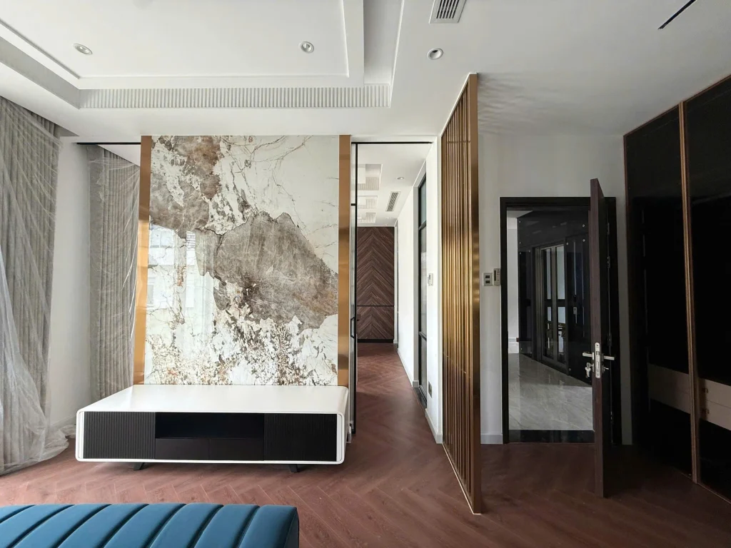 Phòng sinh hoạt tầng trên biệt thự Saroma Villa với vách đá tự nhiên và nội thất gỗ cao cấp