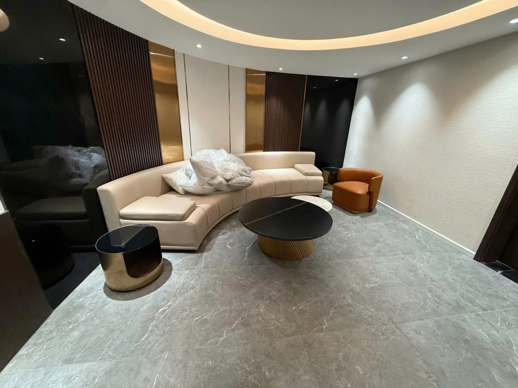 Phòng lounge biệt thự Saroma Villa với sofa cong bọc da và ánh sáng âm trần sang trọng