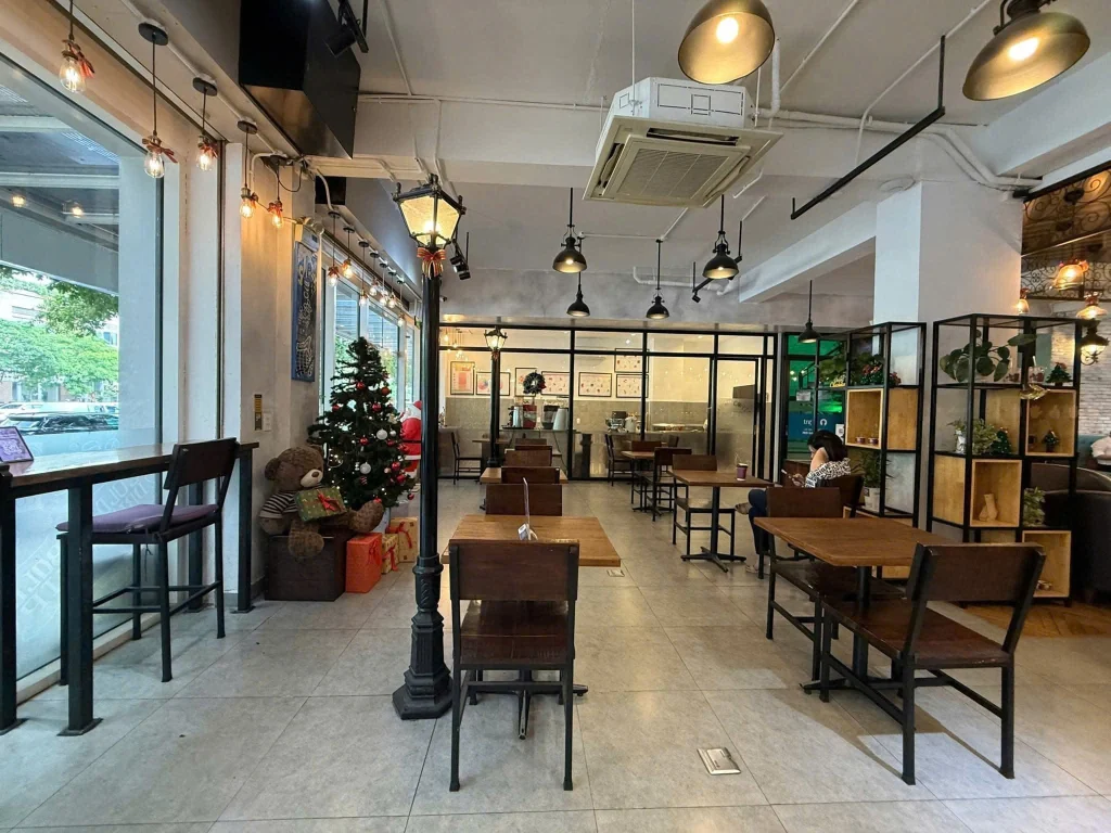 Không gian tầng trệt mặt bằng cho thuê 145–147 Nguyễn Cơ Thạch Sala, thiết kế mở với cửa kính lớn, phù hợp F&B và showroom cao cấp.