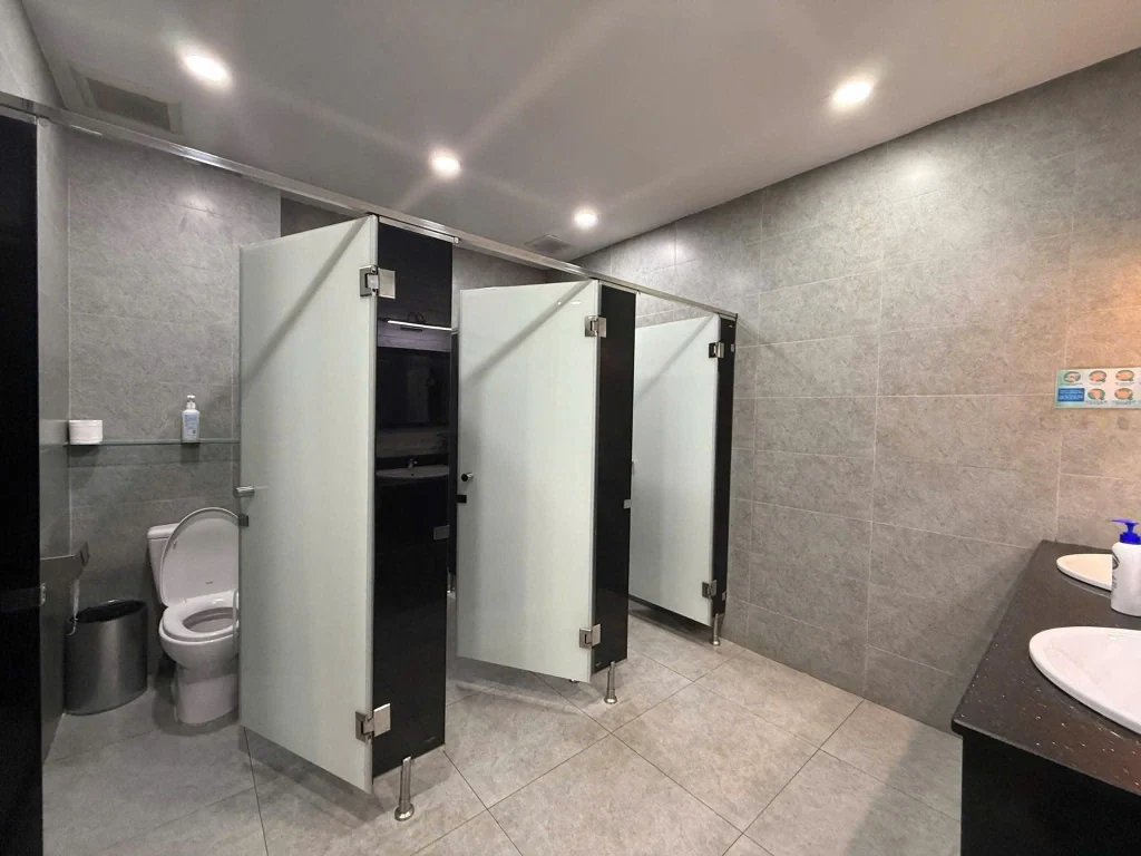 Khu vệ sinh của mặt bằng cho thuê 145–147 Nguyễn Cơ Thạch Sala, thiết kế rộng rãi, sạch sẽ, đạt tiêu chuẩn vận hành thương mại.