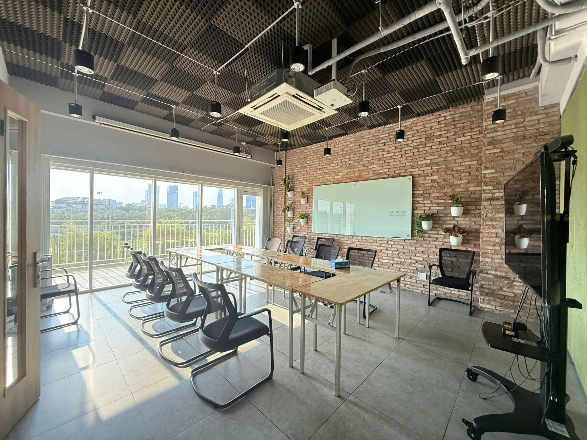 Phòng họp tầng trên của mặt bằng cho thuê 145–147 Nguyễn Cơ Thạch Sala với cửa kính lớn và view thoáng.