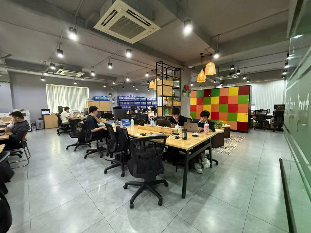 Khu văn phòng bên trong mặt bằng cho thuê 145–147 Nguyễn Cơ Thạch Sala, bố trí bàn làm việc hiện đại.