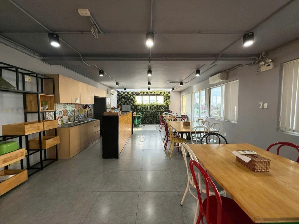 Khu pantry và không gian sinh hoạt chung của mặt bằng cho thuê 145–147 Nguyễn Cơ Thạch Sala.