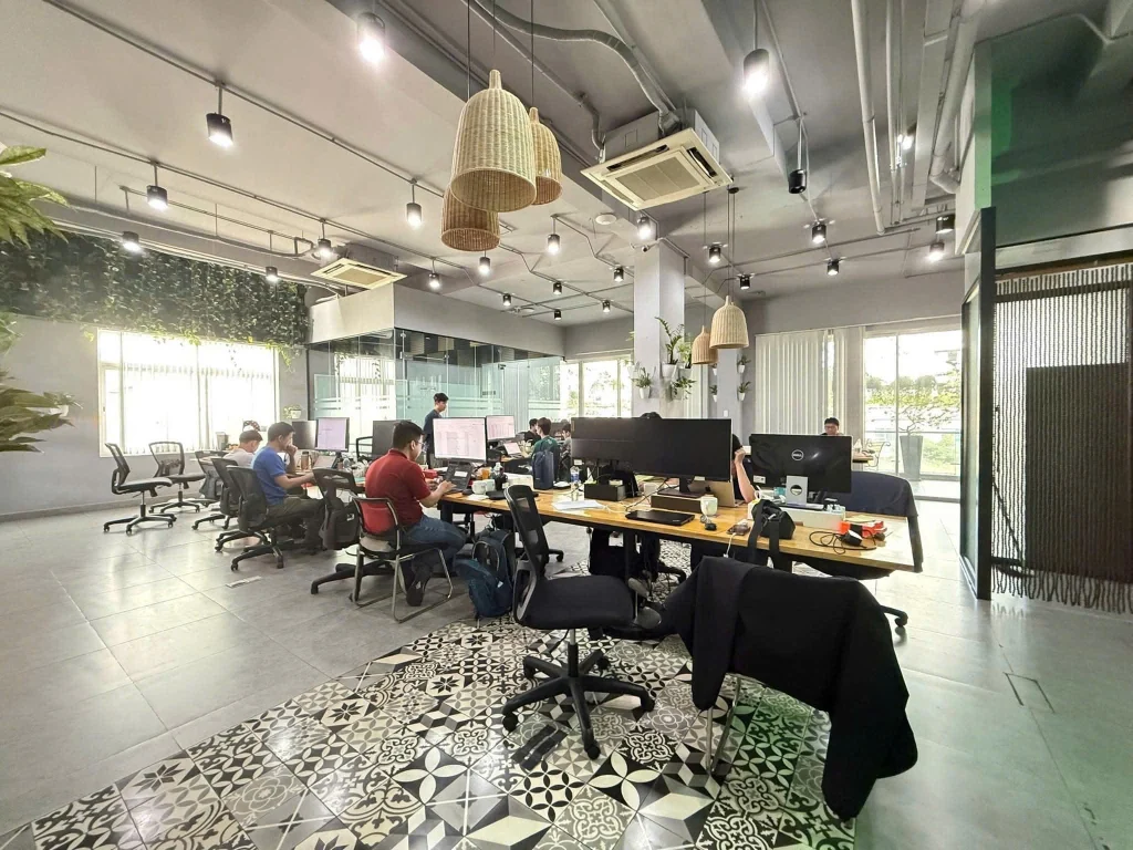 Không gian văn phòng mở mặt bằng cho thuê 145–147 Nguyễn Cơ Thạch Sala với ánh sáng tự nhiên và thiết kế hiện đại.