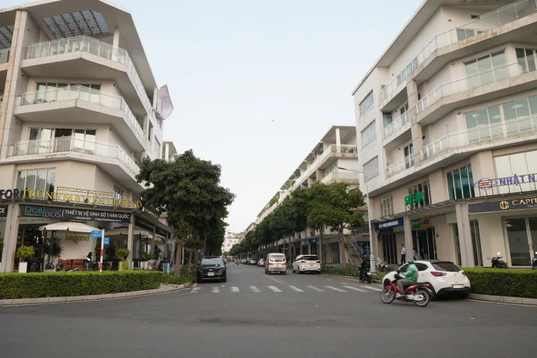 Trục đường nội khu Sari Town với vỉa hè rộng và quy hoạch đồng bộ