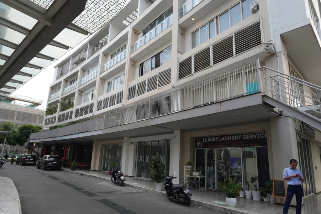 Dãy shophouse Sari Town có mái che và hành lang đi bộ thương mại