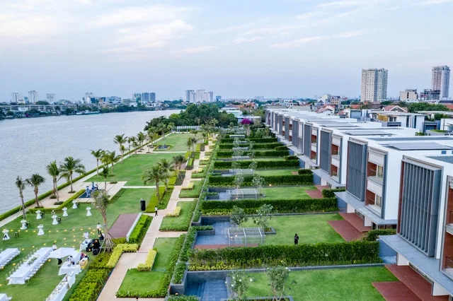 Biệt thự ven sông Holm Residences Thảo Điền với không gian xanh và kiến trúc hiện đại bên sông Sài Gòn