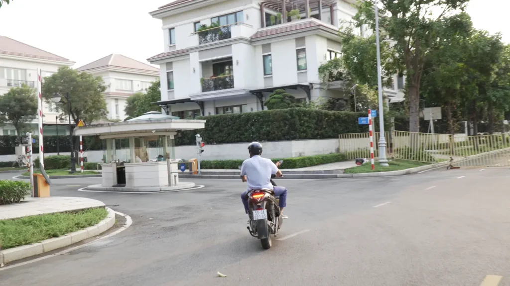 Cổng kiểm soát an ninh Saroma Villa với barie tự động và chốt bảo vệ 24/7