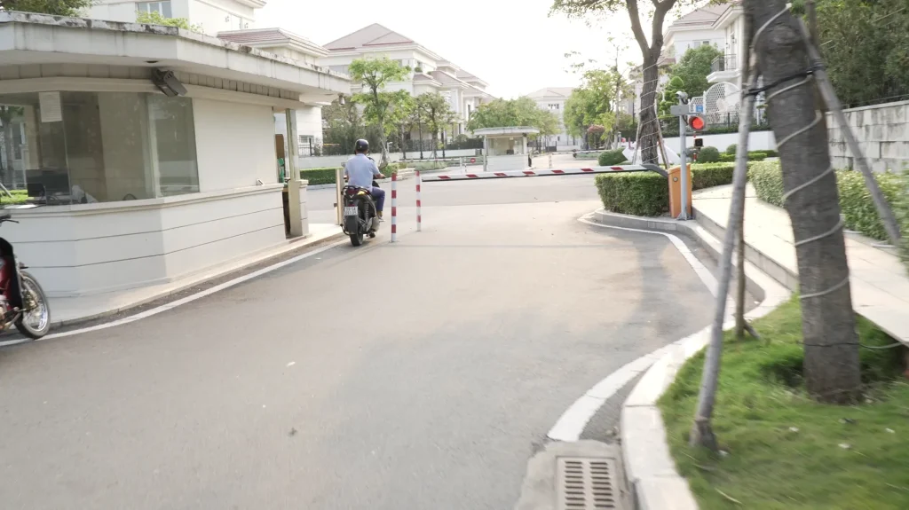 Khu vực kiểm soát nội khu Saroma Villa với cabin bảo vệ và đường tuần tra nội bộ