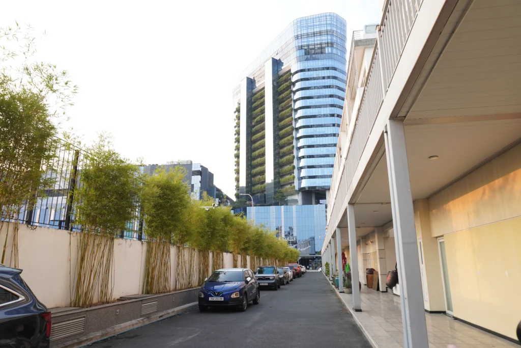 Mặt sau shophouse Nguyễn Cơ Thạch với đường nội bộ và lối giao nhận riêng