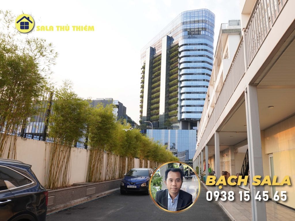 Hành lang phía sau Shophouse Nguyễn Cơ Thạch. Có thể dễ dàng nhìn thấy tòa nhà Thiso Mall