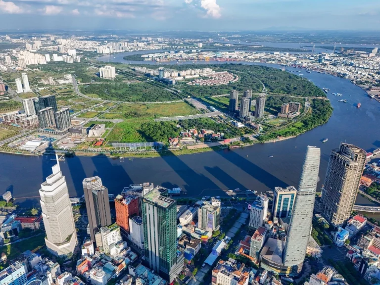 Toàn cảnh Thủ Thiêm và Empire City nhìn từ trung tâm Quận 1 qua sông Sài Gòn