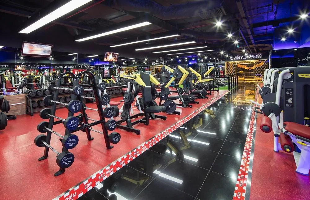 Khu vực tập tạ tự do và các thiết bị thể hình hiện đại bên trong phòng Gym của tiện ích E-Deck Sarene.