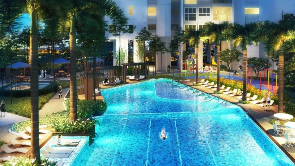 Hồ bơi trung tâm thiết kế theo phong cách resort thu nhỏ nằm trong chuỗi tiện ích E-Deck Sarene.