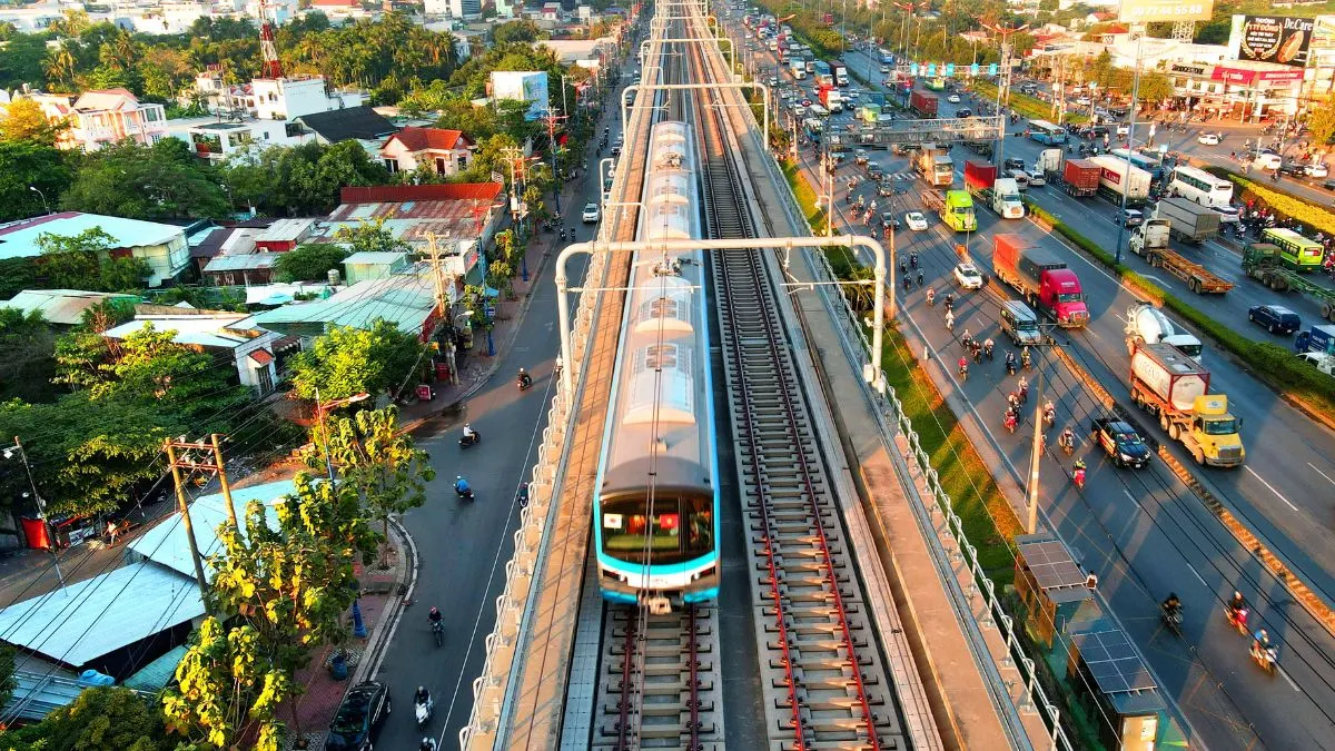 Hình ảnh đoàn tàu điện đang vận hành, minh họa cho sự hiện đại và tiện lợi của hệ thống trạm Metro tại trung tâm đô thị.
