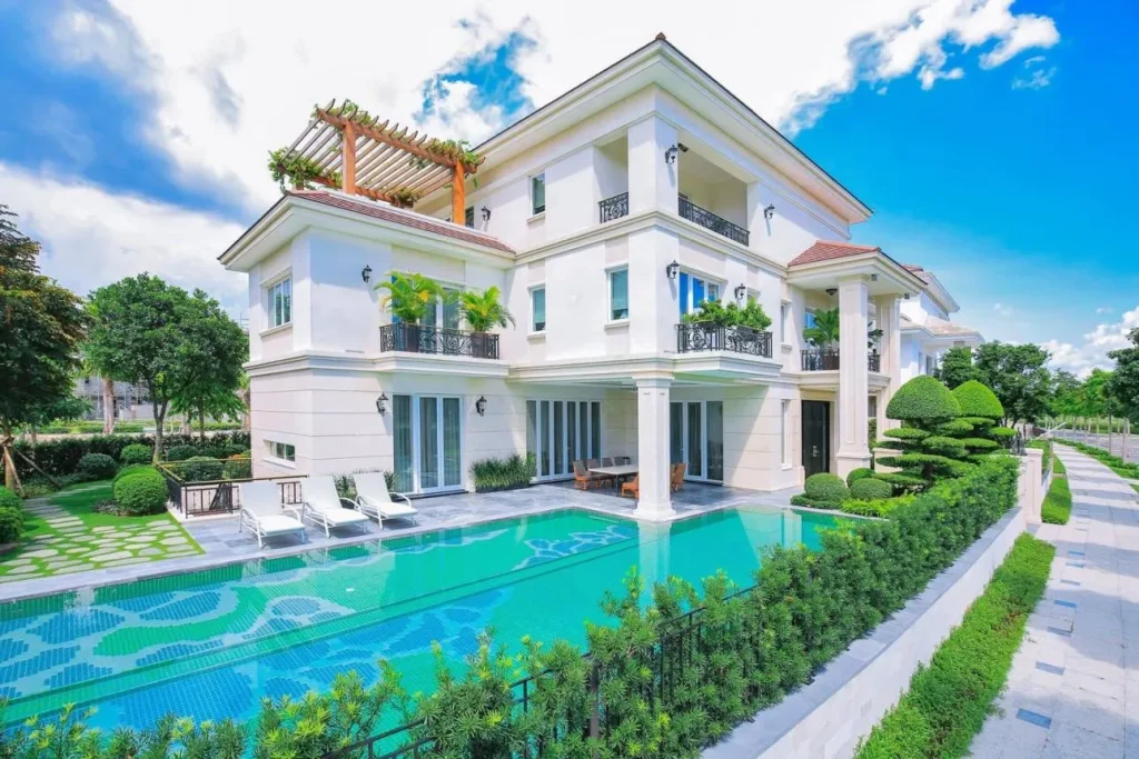 Cận cảnh thiết kế biệt thự cao cấp với hồ bơi riêng và không gian mở tại khu đô thị Sala Thủ Thiêm, phản ánh chân thực không gian sống thượng lưu và biên độ giá Sala vượt trội.