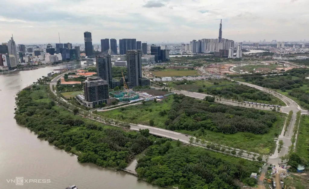 Hình ảnh flycam chụp tuyến đường Nguyễn Thiện Thành uốn lượn chạy dọc bờ sông Sài Gòn tại Khu đô thị Thủ Thiêm.