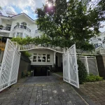 Saigon Pearl: Đánh giá vị trí, tiện ích và giá trị sống thực tế mới nhất 2026 3 Cổng vào biệt thự Saigon Pearl. Ảnh được cung cấp bởi Địa Ốc Sala Thủ Thiêm.
