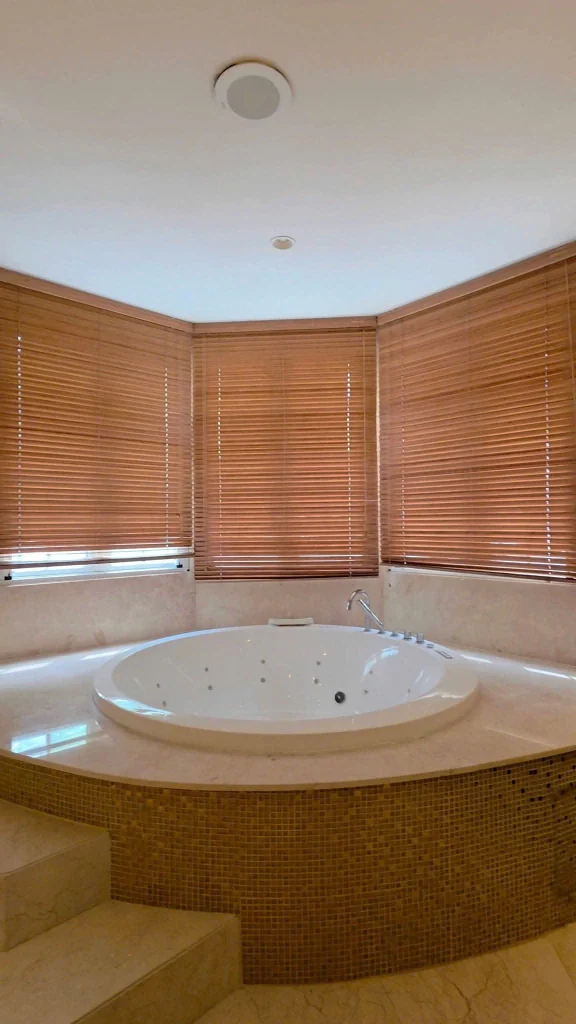 Nhà tắm sang trọng bên trong biệt thự Saigon Pearl. Ảnh được cung cấp bởi Địa Ốc Sala Thủ Thiêm.