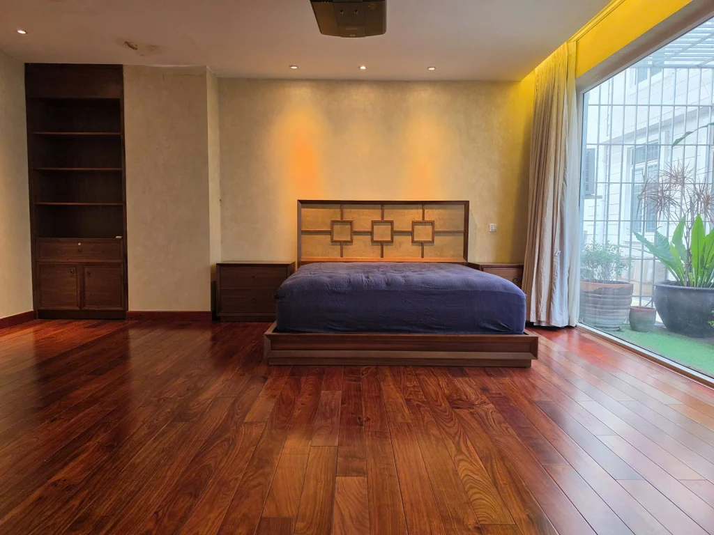 Phòng ngủ rộng và sang trọng bên trong biệt thự Saigon Pearl. Ảnh được cung cấp bởi Địa Ốc Sala Thủ Thiêm.