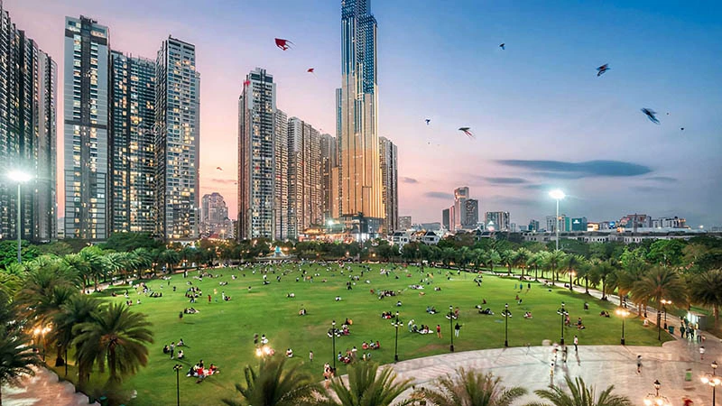 Cảnh quan công viên Vinhomes Central Park ven sông Sài Gòn
