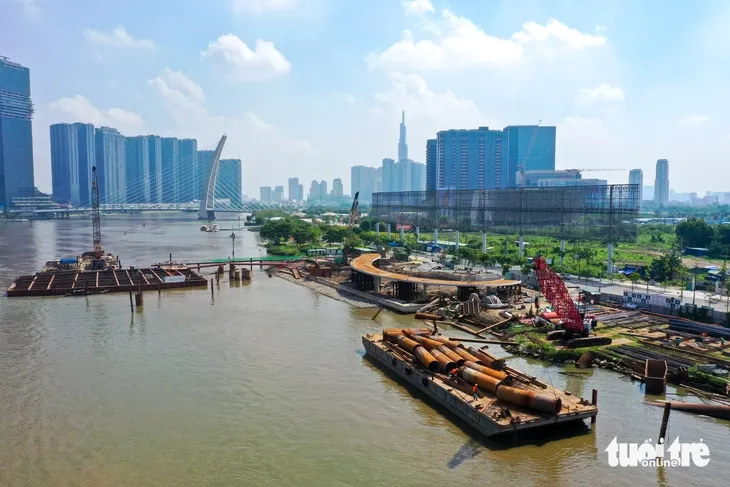 Công trường xây dựng mố trụ cầu đi bộ Thủ Thiêm phía bờ Đông sông Sài Gòn
