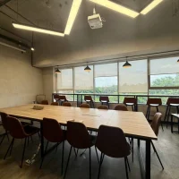 Phòng họp lớn shophouse Sarica B-00.08 – view công viên Sala. Ảnh được cung cấp bởi Địa Ốc Sala Thủ Thiêm.