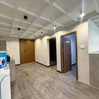 Sảnh đón văn phòng tại shophouse Sarica B-00.08 – lối đi rộng và cửa phòng.