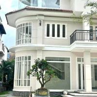 Kiến trúc biệt thự Lan Anh Village với mảng kính cong và ban công rộng