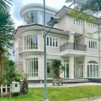 Kiến trúc biệt thự Lan Anh Village với mảng kính cong và ban công rộng