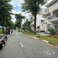 Biệt thự Lan Anh Village nhìn từ đường nội khu rợp cây xanh