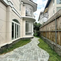 Lối đi sân vườn biệt thự Lan Anh Village trong khu compound yên tĩnh