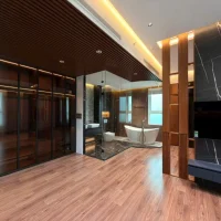 Nội thất bên trong Penthouse Duplex Sadora 9 (Thiết kế nội thất phòng ngủ master hiện đại với phòng tắm vách kính trong suốt, sàn gỗ, tủ áo cánh kính và tường ốp đá cẩm thạch tối màu, hình ảnh minh họa cho bài viết chia sẻ kinh nghiệm mua Sala.)