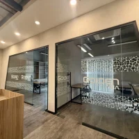 Hệ thống phòng làm việc riêng bằng kính trong shophouse khối đế Sarica, bố trí liền kề khu vực nhân viên. Ảnh được cung cấp bởi Địa Ốc Sala Thủ Thiêm.