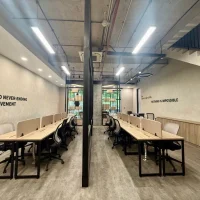 Không gian làm việc dài tại shophouse Sarica với hai dãy bàn nhân viên, trần cao và hệ thống chiếu sáng hiện đại. Ảnh được cung cấp bởi Địa Ốc Sala Thủ Thiêm.