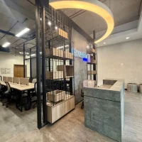 Khu vực lễ tân và không gian làm việc tại shophouse Sarica, hoàn thiện theo phong cách hiện đại với vật liệu gỗ và kim loại. Ảnh được cung cấp bởi Địa Ốc Sala Thủ Thiêm.