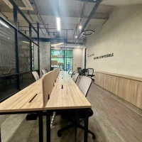 Dãy bàn làm việc nhân viên tại shophouse Sarica với thiết kế mở, vách ngăn kim loại và hệ thống tủ cá nhân. Ảnh được cung cấp bởi Địa Ốc Sala Thủ Thiêm.