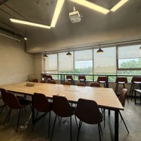 Không gian phòng họp tại khối đế Sarica với bàn làm việc lớn, hệ thống chiếu sáng hiện đại và view mảng xanh công viên Sala. Ảnh được cung cấp bởi Địa Ốc Sala Thủ Thiêm.