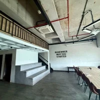 Khu vực làm việc kết hợp cầu thang nội bộ tại shophouse Sarica, thiết kế theo phong cách công nghiệp hiện đại. Ảnh được cung cấp bởi Địa Ốc Sala Thủ Thiêm.